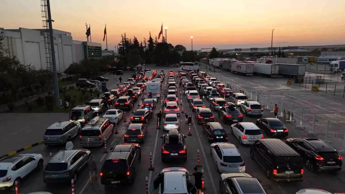 Kapıkule Sınır Kapısı’nda Gurbetçi Yoğunluğu