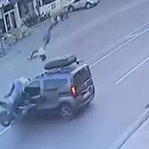 yurekler agza geldi motosiklet araca carpti yolcu havada 3 takla atti tIF7GkkG