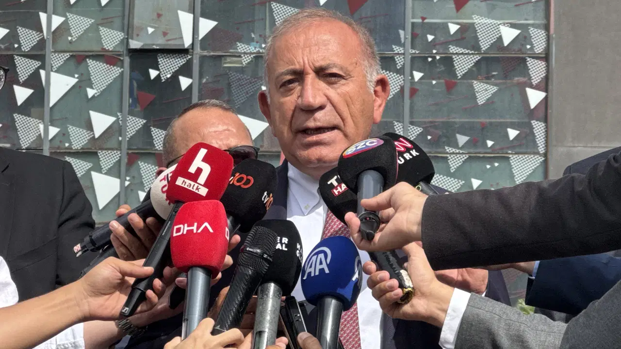 ozgur ozelin gelecegini duyan kayyum gursel tekin chpnin eski il binasindan ayrildi 5UAIp5Fn