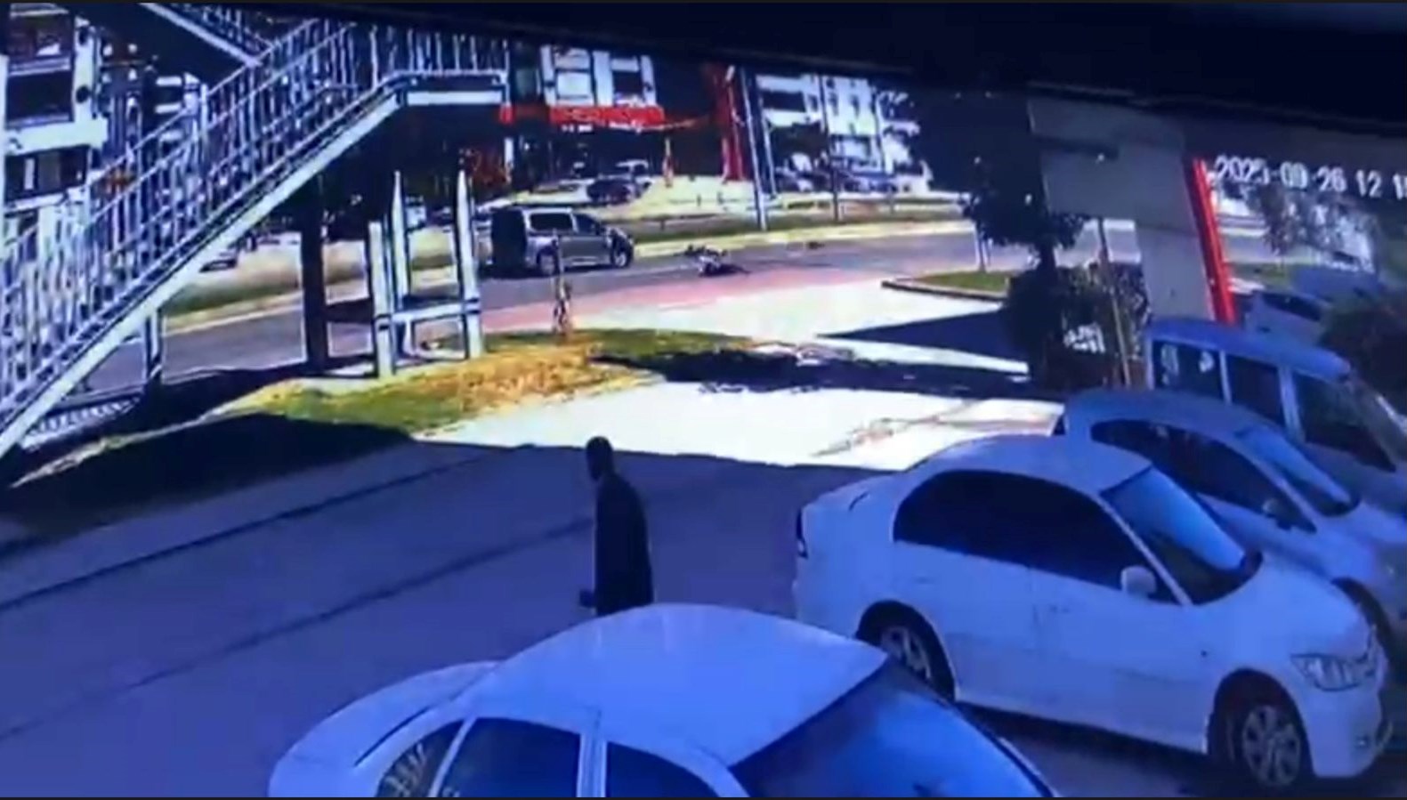 yolun karsisina gecerken hafif ticari arac carpti Ad3PBh4j