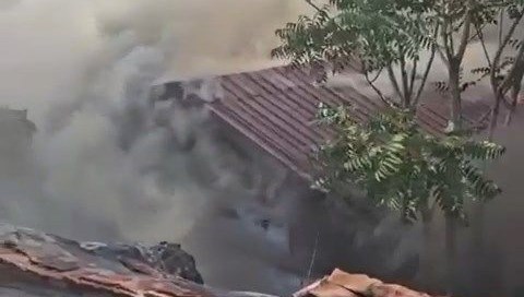 beyoglunda gecekondu alev alev yandi lL2hHwCQ