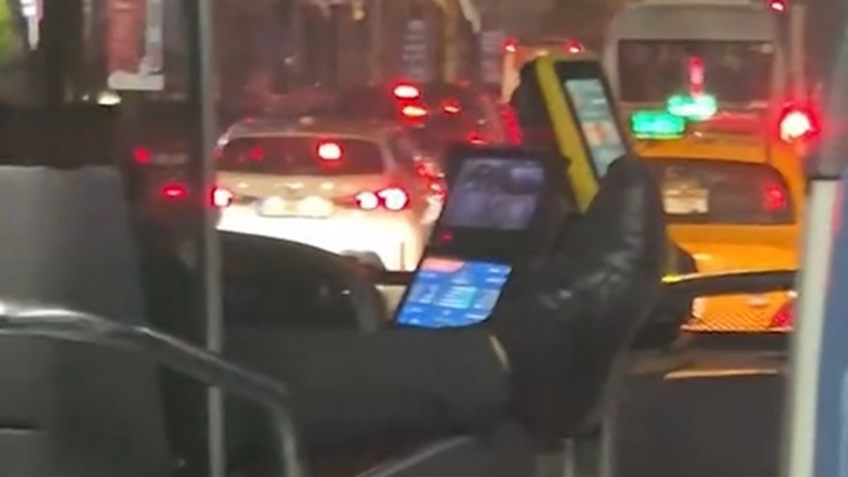 istanbulda otobus soforunun arac kullanma bicimi soke etti FFPQ8ewU.jpg