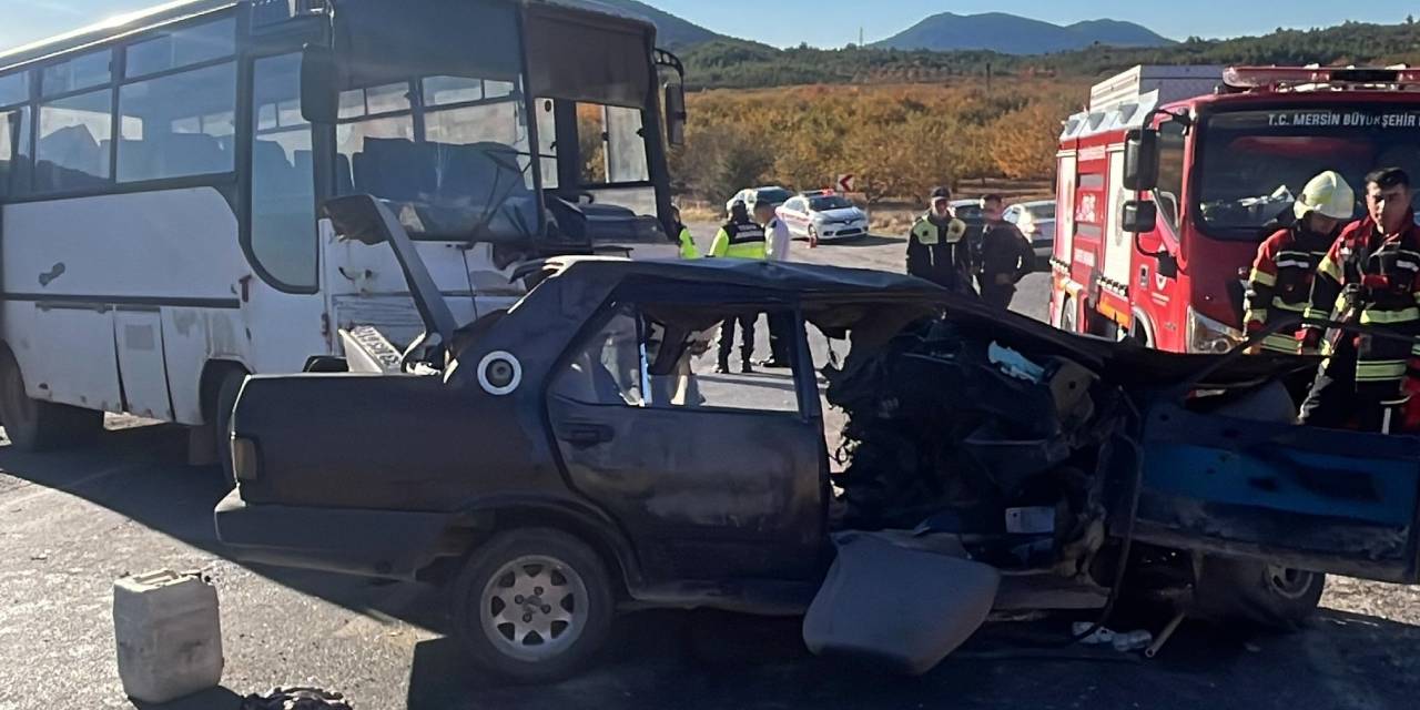 mersinde iscileri tasiyan midibus ile otomobil carpisti 3 kisi hayatini kaybetti 12 yarali DsP6TkU8.jpg