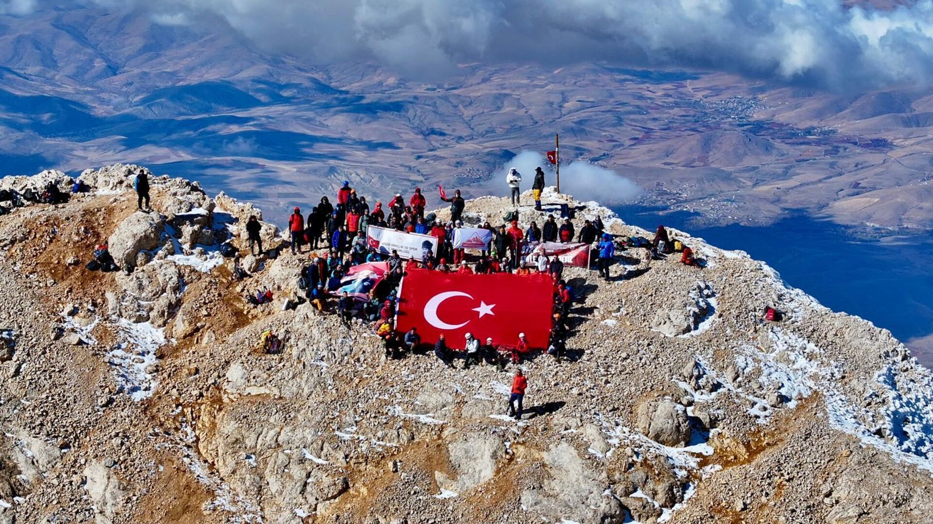 nigdede 102 dagci cumhuriyetin kurulusunun 102 yili icin aladaglara tirmandi WCPhvpJy.jpg