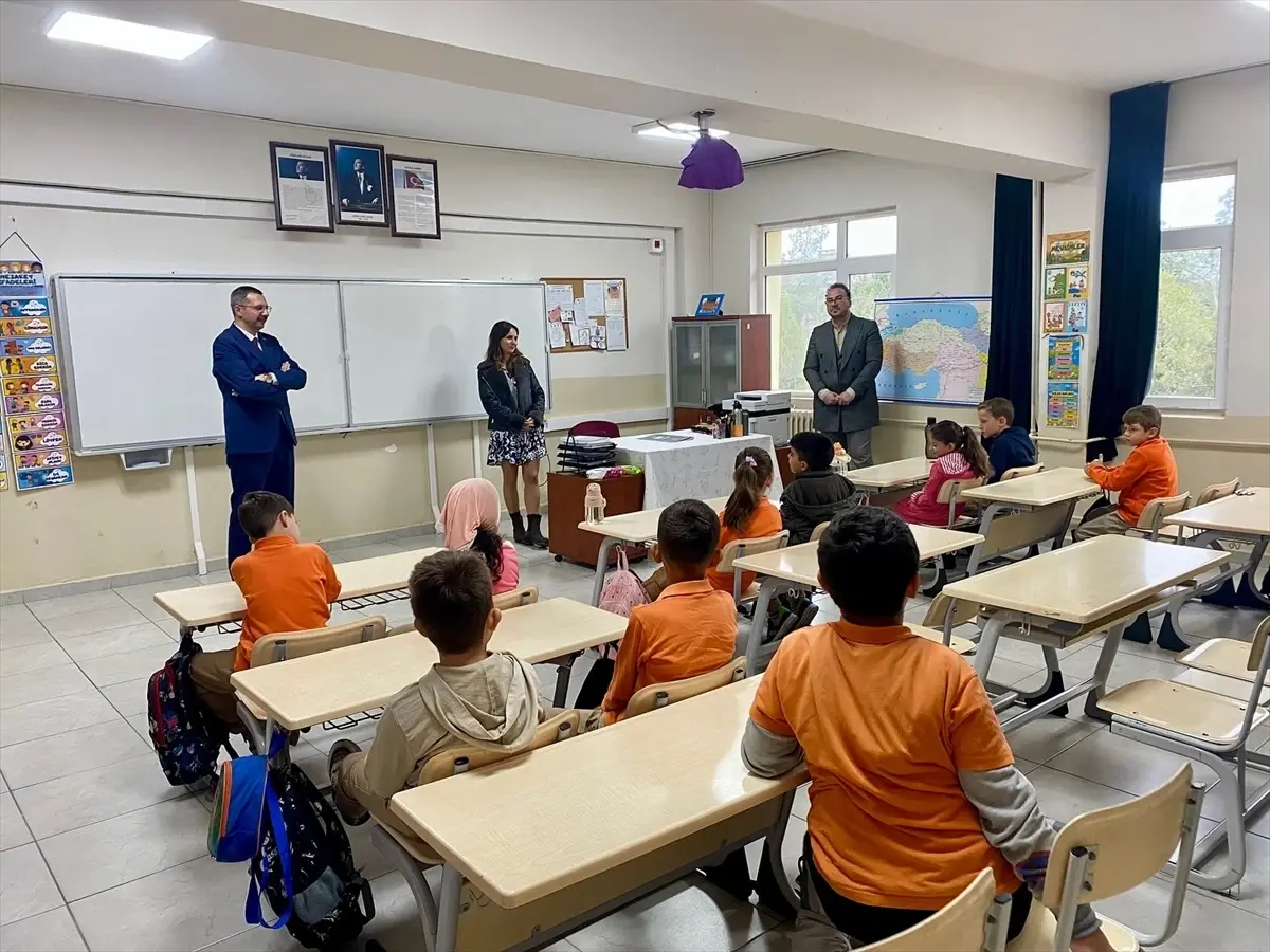 pinarhisar kaymakami enver ozderin ogrencilerle bulustu fq16JWOi.jpg