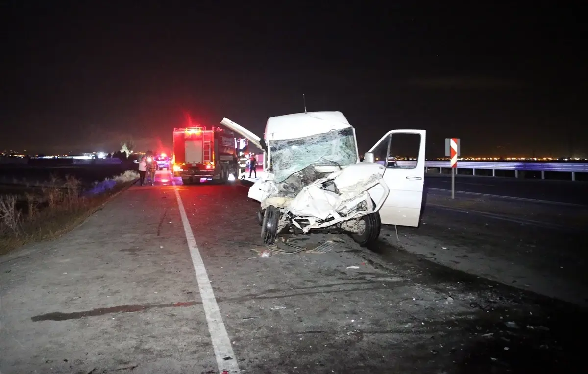 reyhanlida minibus traktor carpismasi 14 yarali qSA3WRLw.jpg