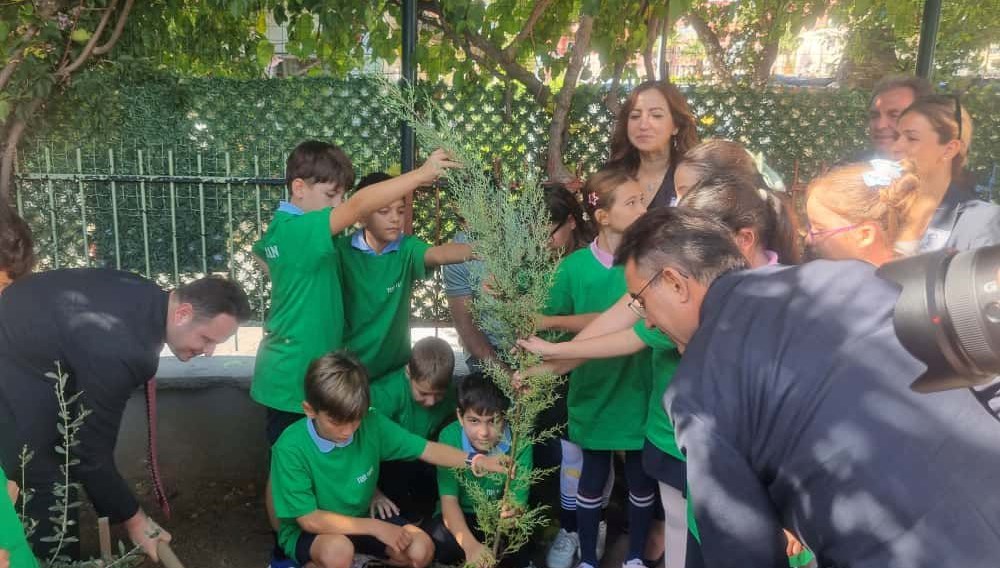 sehit ogretmen adinin verildigi okulda anildi 5fPThT38.jpg