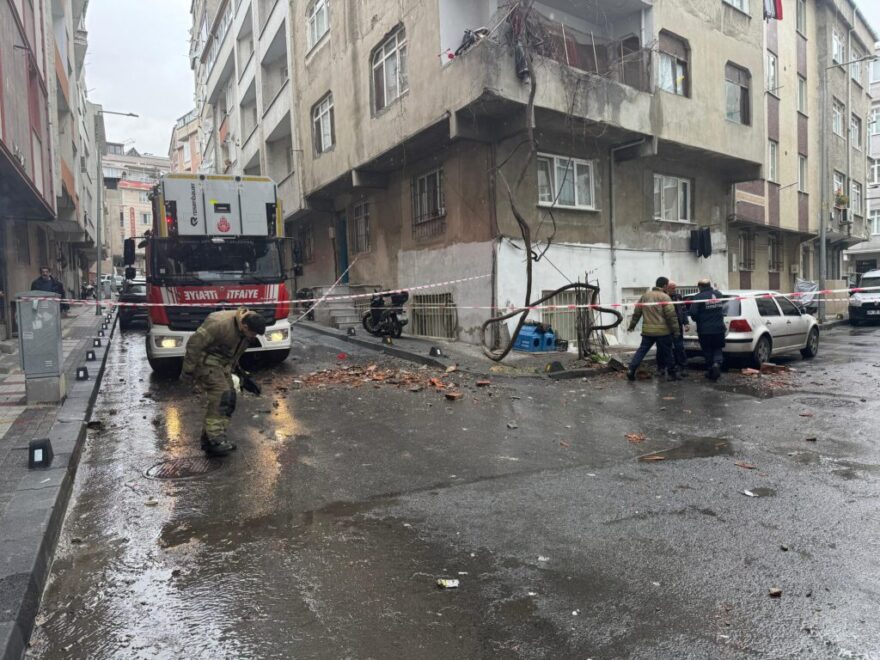 Bağcılar’da bina çatısında çökme