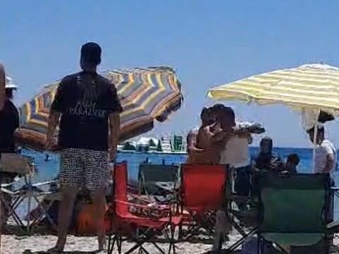 Kendi semsiyesini acmak istedi plaj savas alanina dondu o anlar kamerada AlumXSYA