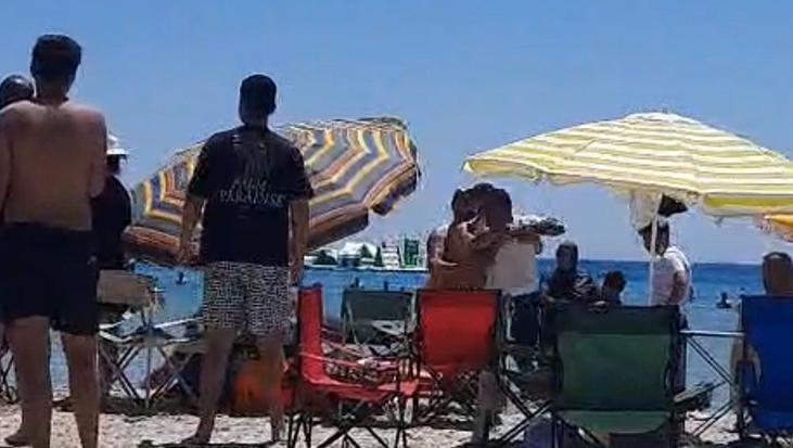 Kendi semsiyesini acmak istedi plaj savas alanina dondu o anlar kamerada AlumXSYA