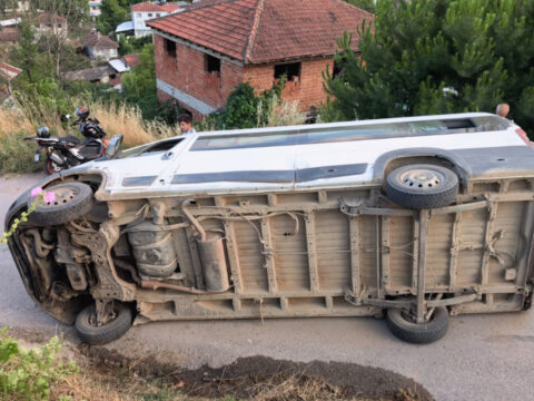 Tarim iscilerini tasiyan servis minibusu devrildi 7 yarali 7FH5syvx